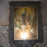 ...l� dove sotto un arco � posta una delle numerose edicole votive che � possibile incontrare tra queste stradine. � stata restaurata da poco e raffigura la Madonna con Anime Purganti 